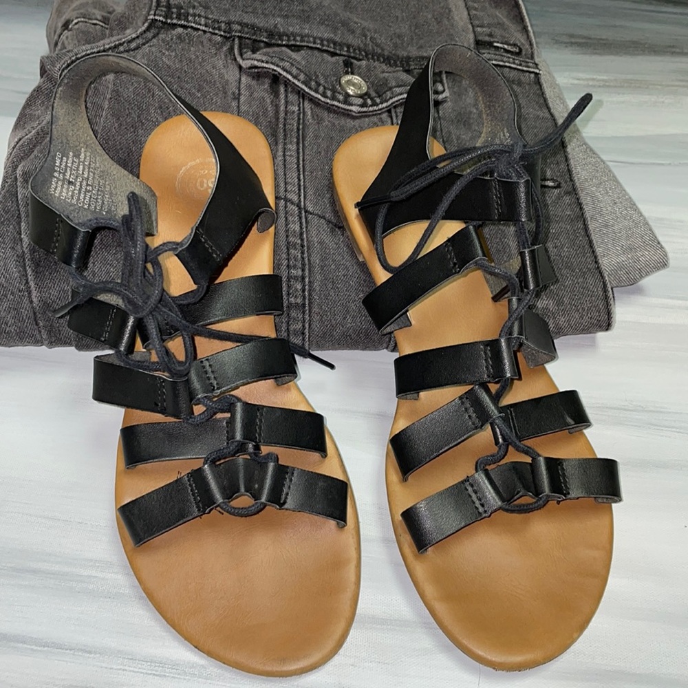 SO brand women’s 9.5 black sandals. Good Used condition-a lot of life left!